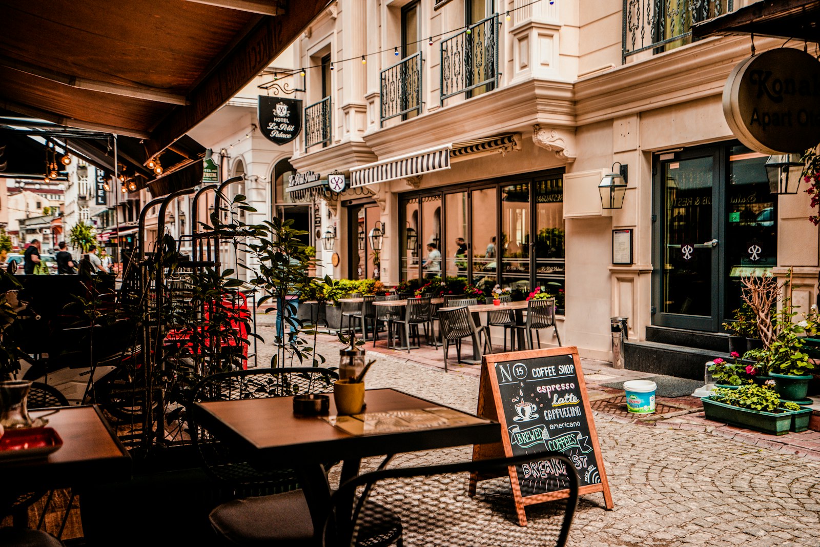 Bar s espresso kávovarem v naší kafírně
